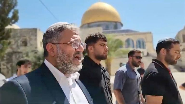 Itamar Ben-Gvir mengunjungi Al Aqsa di Kota Tua Yerusalem pada Agustus 2024. Foto: Reuters