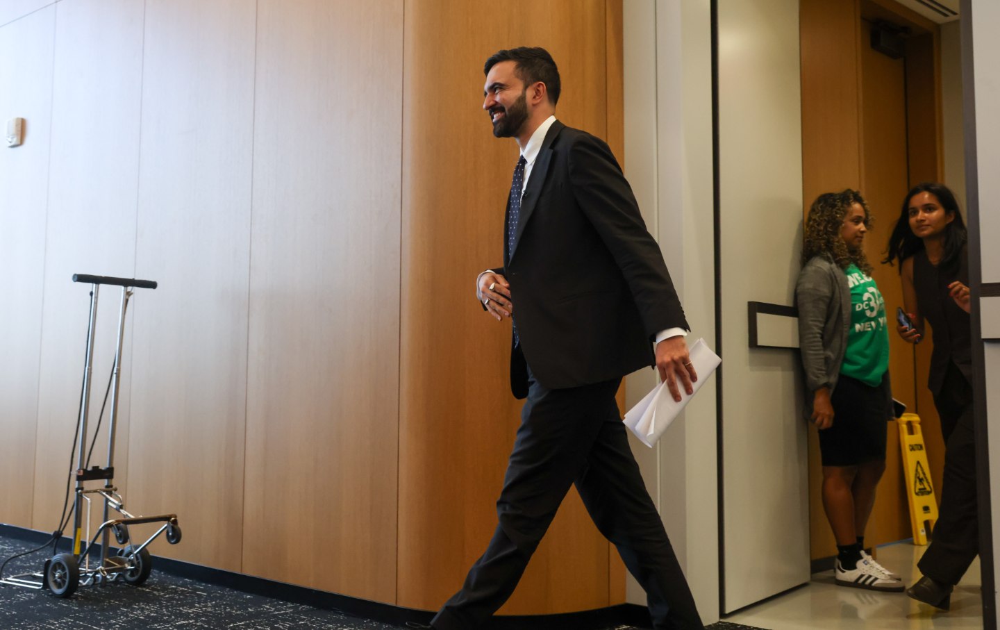 Zohran Mamdani, yang memenangkan pemilihan pendahuluan Demokrat untuk walikota New York City, menghadiri acara dukungan dari serikat pekerja DC 37 pada 15 Juli 2025.