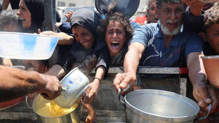 Warga Palestina menunggu untuk menerima makanan dari dapur amal, di tengah krisis kelaparan, di Kota Gaza, 2 Agustus 2025. REUTERS/Mahmoud Issa