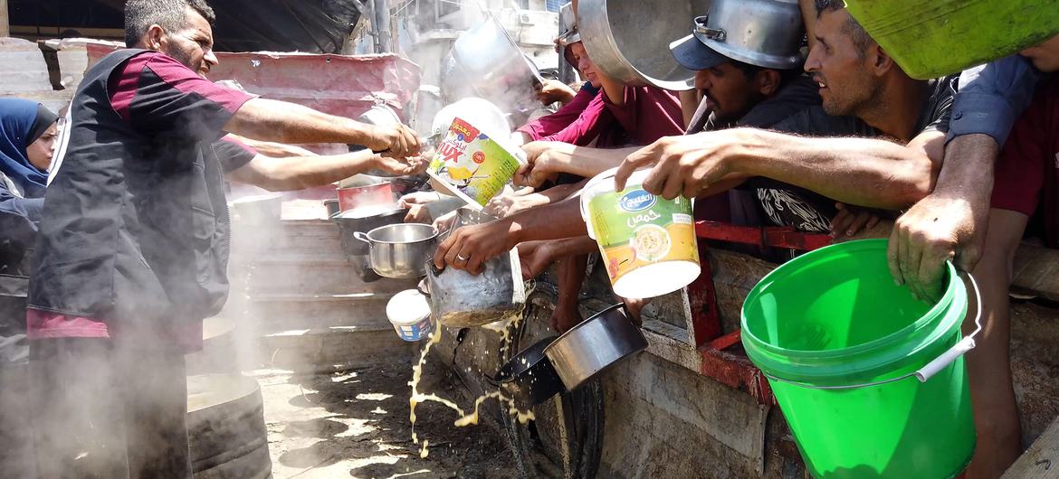 Sekelompok pengungsi Palestina berkumpul di depan dapur komunitas setempat di Kota Gaza barat. Sekelompok pengungsi Palestina berkumpul di depan dapur komunitas setempat di Kota Gaza barat.