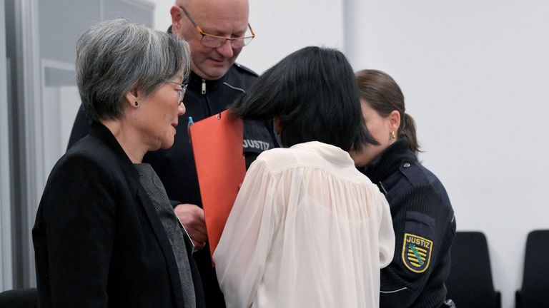 Terdakwa Jaqi X. tiba di ruang sidang untuk persidangan spionase profil tinggi, di Dresden. Foto: Reuters