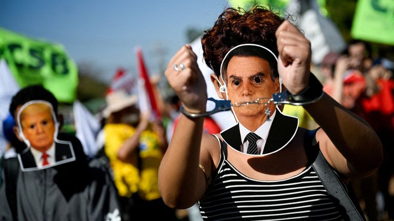 Seorang demonstran mengenakan topeng Bolsonaro selama protes terhadap tarif Donald Trump pada produk Brasil pada 1 Agustus. Gambar file: Reuters