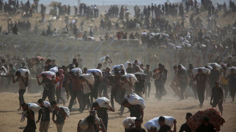 Palestina membawa pasokan bantuan. Foto: Reuters