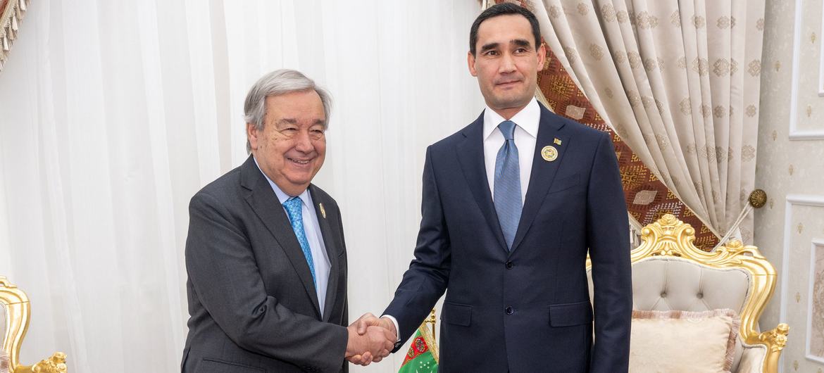 Sekretaris Jenderal PBB António Guterres (kiri) bertemu dengan Presiden Serdar Gurbangulyýewiç Berdimuhamedow dari Turkmenistan, selama kunjungannya untuk Konferensi Perserikatan Bangsa-Bangsa Ketiga tentang Negara-negara Berkembang Terkurung Darat yang diadakan di Awaza.