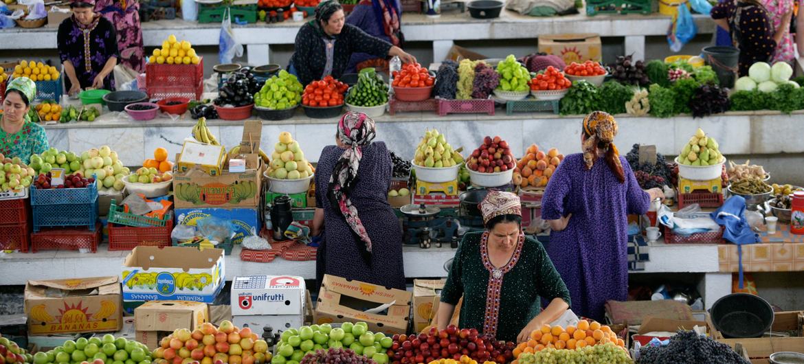 Wanita berbelanja di pasar sayur di Ashgabat, ibu kota Turkmenistan. Meningkatkan ketahanan pangan adalah salah satu bidang prioritas Program Aksi Awaza. Wanita berbelanja di pasar sayur di Ashgabat, ibu kota Turkmenistan. Meningkatkan ketahanan pangan adalah salah satu bidang prioritas Program Aksi Awaza.