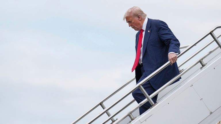 Presiden Donald Trump turun dari Air Force One saat dia tiba di Bandara Prestwick di Skotlandia. Foto: AP