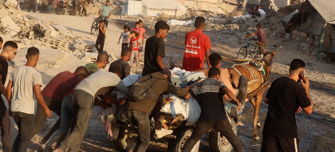 Sebuah gerobak kuda membawa mayat lebih dari tujuh warga Palestina yang tewas saat mencoba mencapai bantuan. Sebuah gerobak kuda membawa mayat lebih dari tujuh warga Palestina yang tewas saat mencoba mencapai bantuan.
