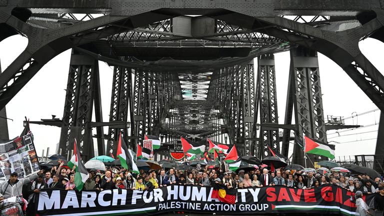 Para pengunjuk rasa berjalan melintasi Jembatan Pelabuhan Sydney. Foto: AAP/Dean Lewins/Reuters