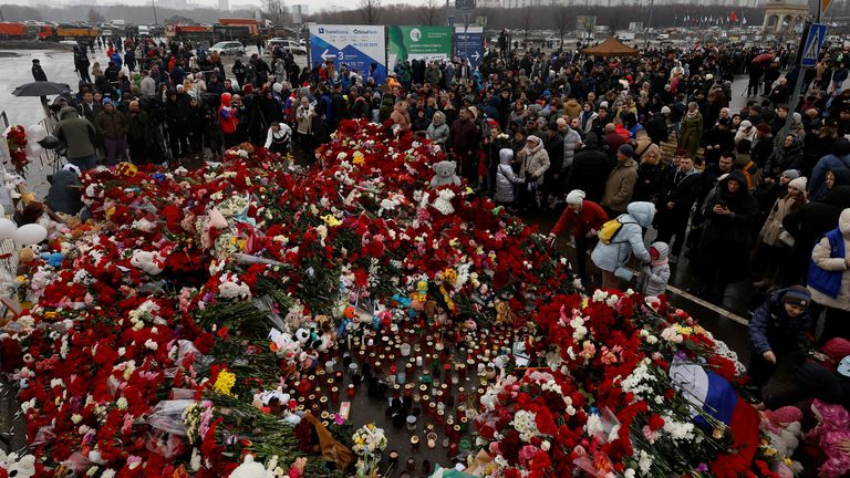 Orang-orang berkumpul di tugu peringatan darurat untuk para korban serangan penembakan yang didirikan di luar tempat konser Crocus City Hall di Moscow Re