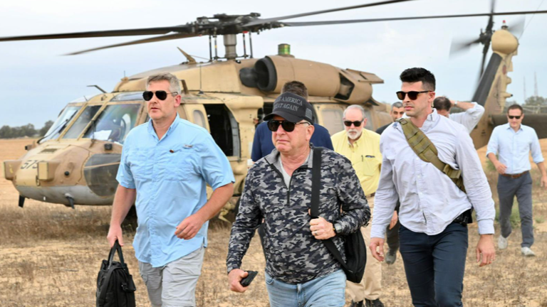 Utusan khusus AS Steve Witkoff (tengah) mengunjungi Gaza. Foto: X/USAmbIsrael